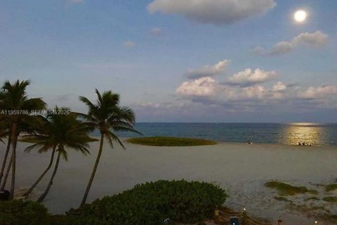 Condo in Pompano Beach, Florida, 1 bedroom № 2019995 - photo 4