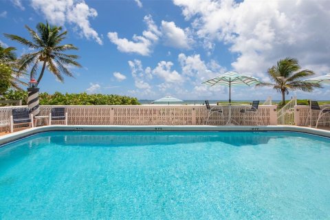 Condo in Pompano Beach, Florida, 1 bedroom № 2019995 - photo 3