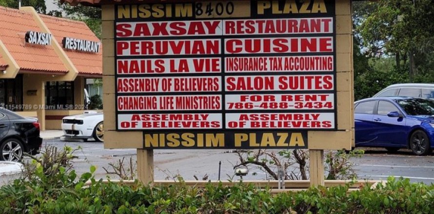 Shop in Tamarac, Florida № 1061259