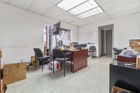 Propiedad comercial en alquiler en Doral, Florida № 929931 - foto 1