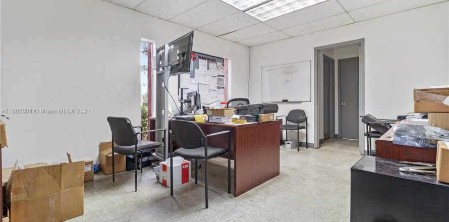 Propiedad comercial en Doral, Florida № 929931