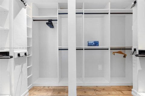 Снять в аренду виллу или дом в Майами-Шорс, Флорида 5 спален, 287.07м2, № 2034561 - фото 25