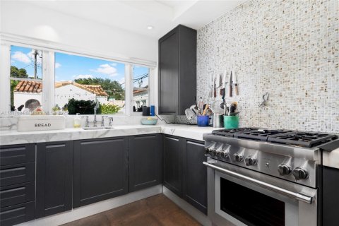 Снять в аренду виллу или дом в Майами-Шорс, Флорида 5 спален, 287.07м2, № 2034561 - фото 12