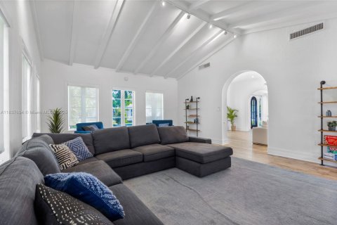 Снять в аренду виллу или дом в Майами-Шорс, Флорида 5 спален, 287.07м2, № 2034561 - фото 5