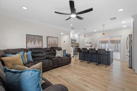 House in Saint Petersburg, Florida 3 bedrooms, 106.47 sq.m. № 1717405 - photo 6