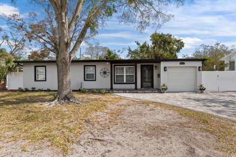 House in Saint Petersburg, Florida 3 bedrooms, 106.47 sq.m. № 1717405 - photo 2