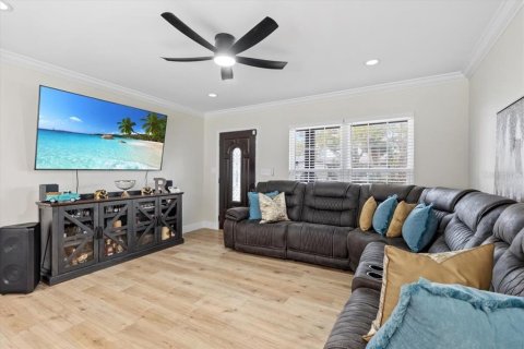 House in Saint Petersburg, Florida 3 bedrooms, 106.47 sq.m. № 1717405 - photo 7
