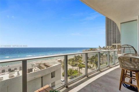 Condo in Hollywood, Florida, 1 bedroom № 2026460 - photo 26