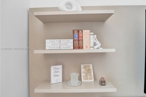 Condo in Hollywood, Florida, 1 bedroom № 2026460 - photo 30