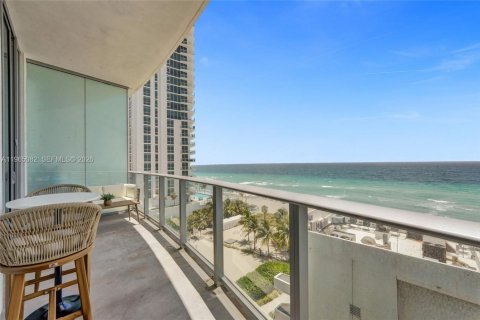 Condo in Hollywood, Florida, 1 bedroom № 2026460 - photo 2