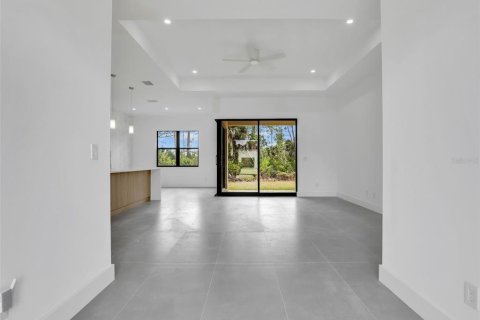 House in Port Charlotte, Florida 3 bedrooms, 170.1 sq.m. № 2232993 - photo 2