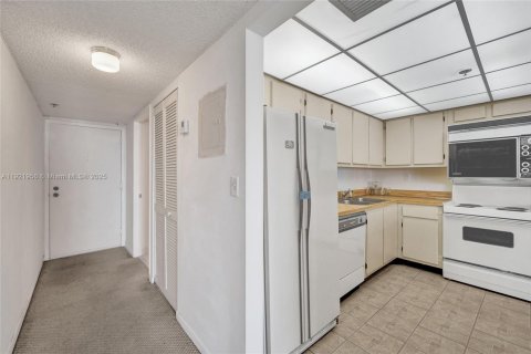 Condominio en venta en Sunny Isles Beach, Florida, 70.79 m2 № 1975901 - foto 12