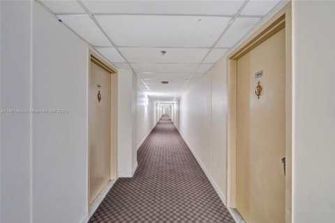 Condominio en venta en Sunny Isles Beach, Florida, 70.79 m2 № 1975901 - foto 6