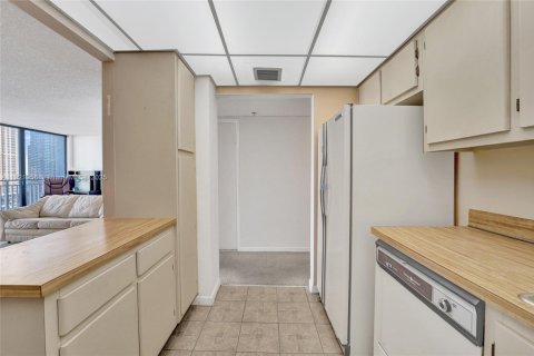 Condominio en venta en Sunny Isles Beach, Florida, 70.79 m2 № 1975901 - foto 19