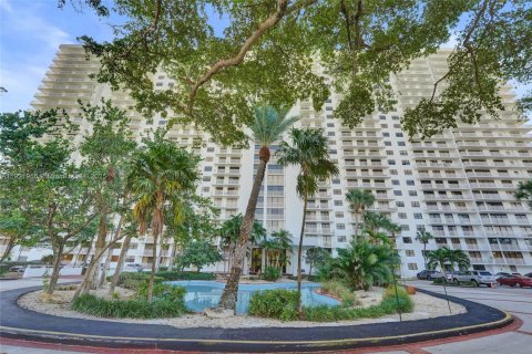Condominio en venta en Sunny Isles Beach, Florida, 70.79 m2 № 1975901 - foto 3