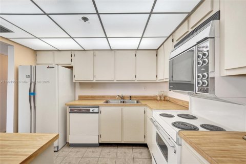 Condominio en venta en Sunny Isles Beach, Florida, 70.79 m2 № 1975901 - foto 20