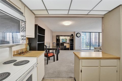 Condominio en venta en Sunny Isles Beach, Florida, 70.79 m2 № 1975901 - foto 17