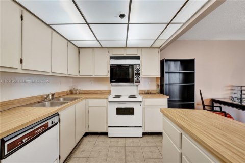 Condominio en venta en Sunny Isles Beach, Florida, 70.79 m2 № 1975901 - foto 15