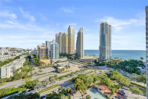 Condominio en venta en Sunny Isles Beach, Florida, 70.79 m2 № 1975901 - foto 1