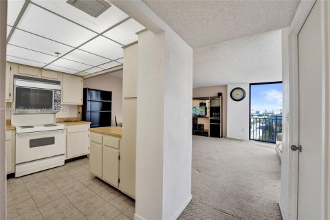 Condominio en venta en Sunny Isles Beach, Florida, 70.79 m2 № 1975901 - foto 13
