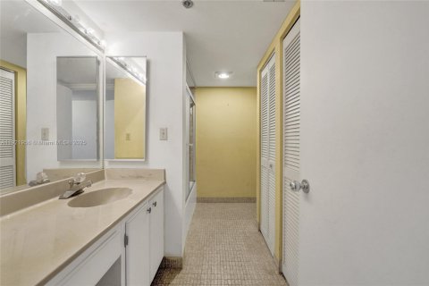 Condominio en venta en Sunny Isles Beach, Florida, 70.79 m2 № 1975901 - foto 9