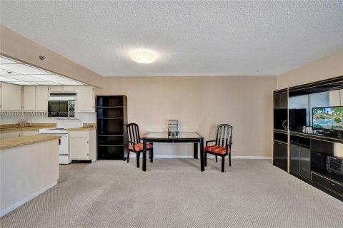 Condominio en venta en Sunny Isles Beach, Florida, 70.79 m2 № 1975901 - foto 29