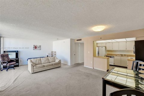 Condominio en venta en Sunny Isles Beach, Florida, 70.79 m2 № 1975901 - foto 26