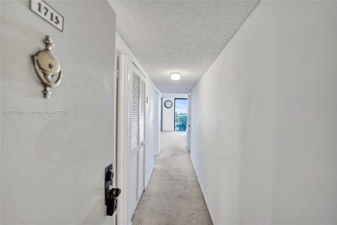 Condominio en venta en Sunny Isles Beach, Florida, 70.79 m2 № 1975901 - foto 7