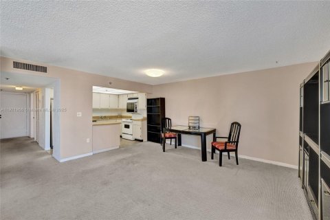 Condominio en venta en Sunny Isles Beach, Florida, 70.79 m2 № 1975901 - foto 28