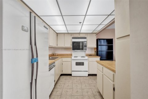 Condominio en venta en Sunny Isles Beach, Florida, 70.79 m2 № 1975901 - foto 14