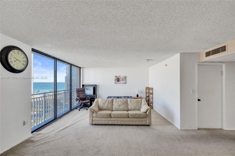 Condominio en venta en Sunny Isles Beach, Florida, 70.79 m2 № 1975901 - foto 2