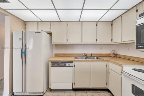 Condominio en venta en Sunny Isles Beach, Florida, 70.79 m2 № 1975901 - foto 23