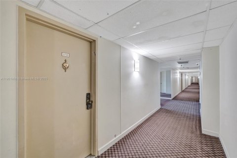 Condominio en venta en Sunny Isles Beach, Florida, 70.79 m2 № 1975901 - foto 5