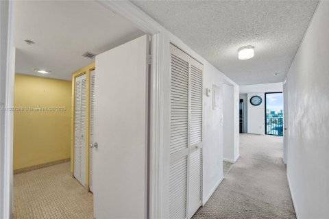 Condominio en venta en Sunny Isles Beach, Florida, 70.79 m2 № 1975901 - foto 8