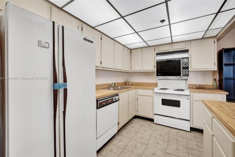 Condominio en venta en Sunny Isles Beach, Florida, 70.79 m2 № 1975901 - foto 16