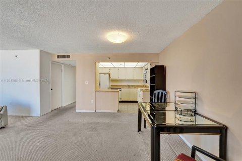 Condominio en venta en Sunny Isles Beach, Florida, 70.79 m2 № 1975901 - foto 25