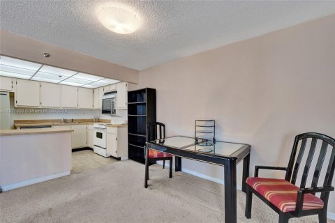 Condominio en venta en Sunny Isles Beach, Florida, 70.79 m2 № 1975901 - foto 24