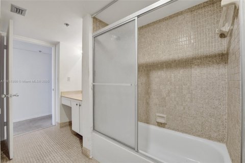 Condominio en venta en Sunny Isles Beach, Florida, 70.79 m2 № 1975901 - foto 11