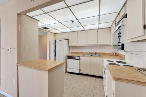 Condominio en venta en Sunny Isles Beach, Florida, 70.79 m2 № 1975901 - foto 21