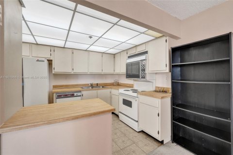 Condominio en venta en Sunny Isles Beach, Florida, 70.79 m2 № 1975901 - foto 22