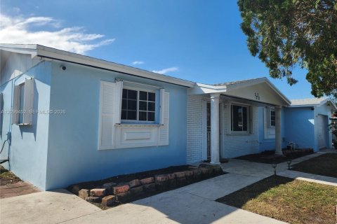 Villa ou maison à louer à Miami Gardens, Floride: 3 chambres, 160.26 m2 № 2397703 - photo 13