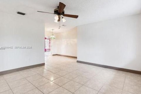 Villa ou maison à louer à Miami Gardens, Floride: 3 chambres, 160.26 m2 № 2397703 - photo 5