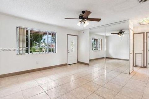 Villa ou maison à louer à Miami Gardens, Floride: 3 chambres, 160.26 m2 № 2397703 - photo 3