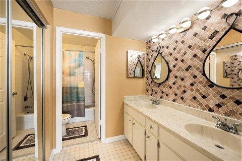Condo in Saint Petersburg, Florida, 2 bedrooms  № 1560423 - photo 13