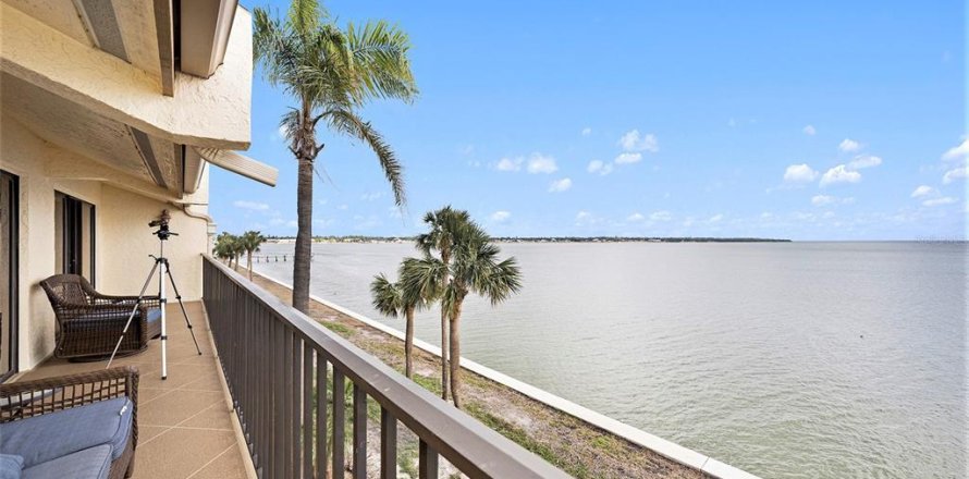 Condo in Saint Petersburg, Florida, 2 bedrooms № 1560423