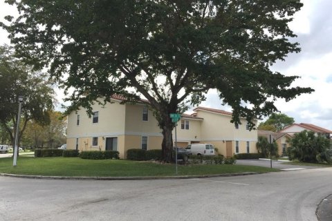 Commercial property in Coral Springs, Florida 631.74 sq.m. № 998343 - photo 1