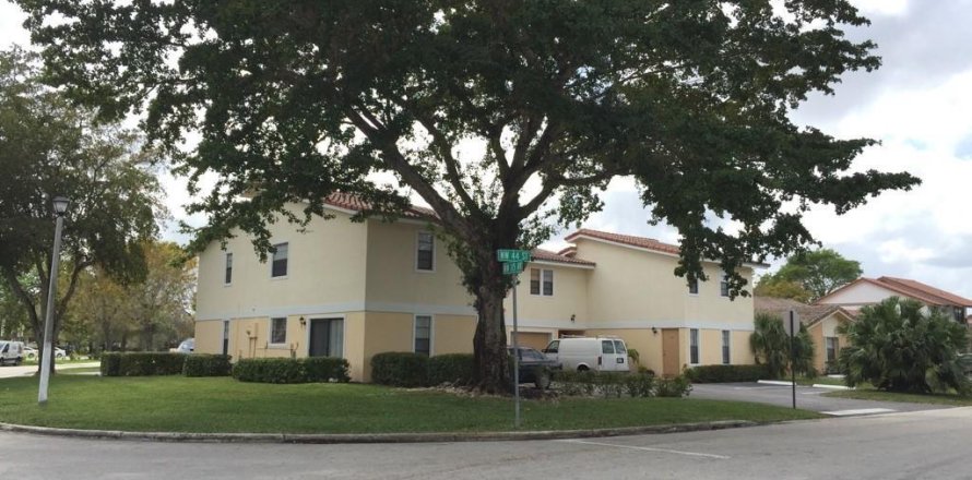 Commercial property in Coral Springs, Florida 631.74 sq.m. № 998343
