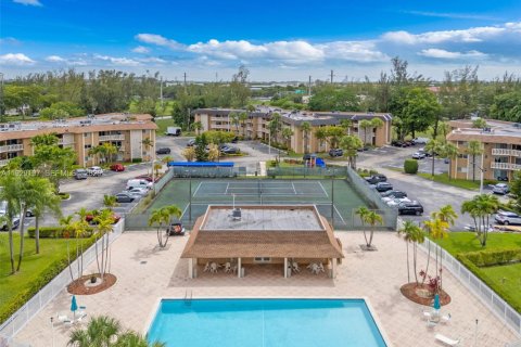 Copropriété à vendre à Miami Lakes, Floride: 2 chambres, 94.76 m2 № 1989931 - photo 24