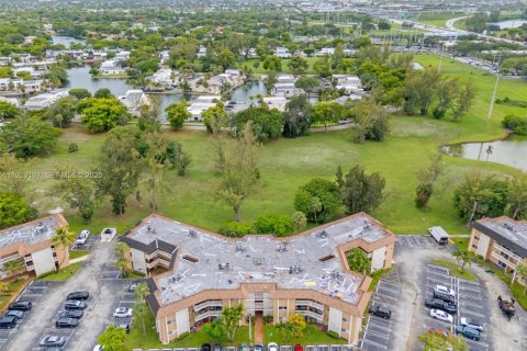 Copropriété à vendre à Miami Lakes, Floride: 2 chambres, 94.76 m2 № 1989931 - photo 1