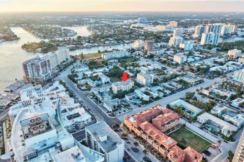 Commercial property in Fort Lauderdale, Florida № 1728751 - photo 2